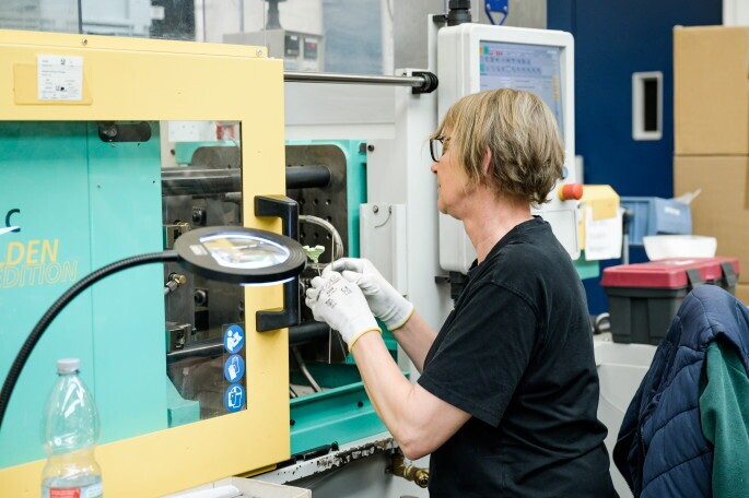 Produktionsmitarbeiter (m/w/d) in der Kunststoffspritzerei in der Nachtschicht, 1. Bild